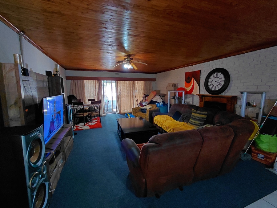 To Let 2 Bedroom Property for Rent in Flamwood North West